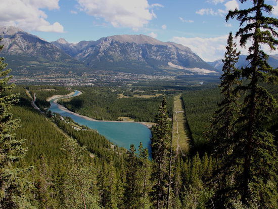 Blick zurück nach Canmore...; unterhalb wurden die Nordischen Disziplinen anlässlich der Olympiade in Calgary durchgeführt...