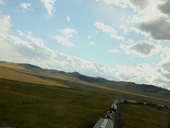 Der Güterzug wird wieder zum Begleiter....