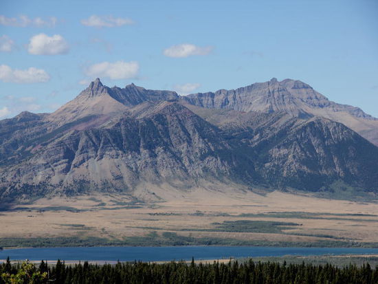 Ein letzter Blick zurück und ein paar Stossgebete zum Himmel...!
Wir verlassen bei Chief Mountain Kanada und hoffen, dass der Grenzübertritt problemlos verläuft....; die vergangenen 4 Monate haben uns ein wunderbares Land mit unendlichen Weiten entdecken lassen...; vieles haben wir gesehen - aber natürlich längst nicht alles im zweitgrössten Land der Erde...
