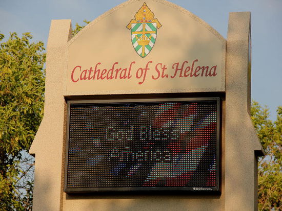 Im Safeway Leomobil auftanken und schnell die Mails checken...; dann gilt es einen CP suchen...