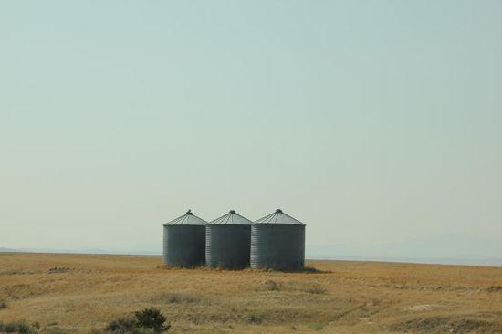 Getreidesilos auf freiem Feld...