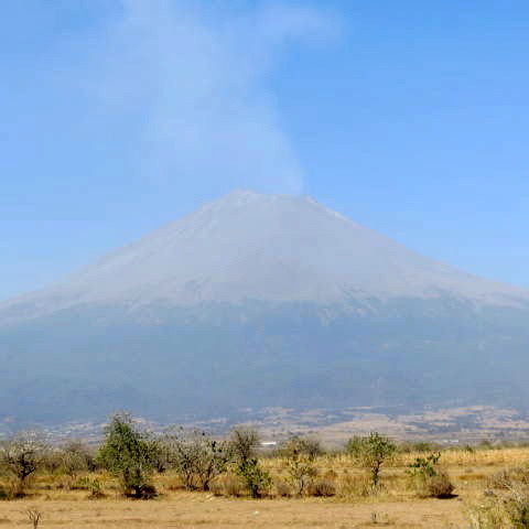 Er liegt gleich am Wegesrand - der aktive Vulkan Popocatépetl