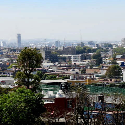 Ein Blick über die Stadt Puebla auf der Fahrt des Turibus