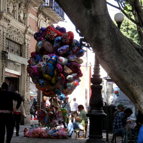Das vermutlich harte Los eines Ballonverkäufers in der Fussgängerzone