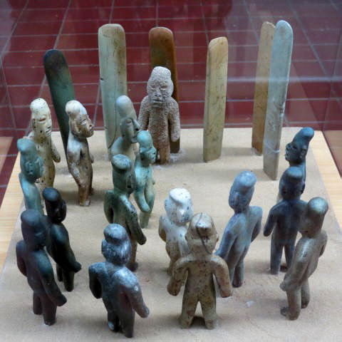 In La Venta wurden diese Jade- und Serpentiniguren. Der Jaguar spielte in der olmekischen Kunst eine grosse Rolle, da sie sehr oft abgebildet sind!
