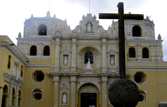 Die prunkvolle Kirche "La Merced"...  Rund 200 Jahre benötigte der Orden, um die Kirche und das Kloster zu errichten. Die Verzögerungen waren durch die ständigen Erdbeben begründet.