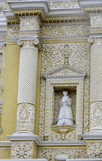 Die Fassade ist von hohem künstlerischem Wert , die im spätbarocken Stil errichtet wurde. Es sind Stuckreliefs aus Blumen, Girlanden und Ornamenten - charakteristisch für den Bildhauer José Churriguera (1650 - 1723) 
Leider wird den Touristen der Eintritt in die Kirche verwehrt.