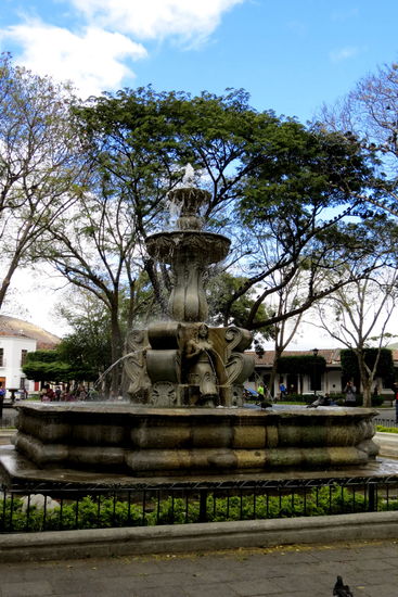 Der Brunnen am Zocaló - ruhig und zum Verweilen ideal! Herrlich, dem bunten Treiben zuzusehen