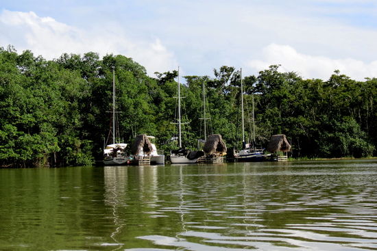 Aber auch tolle Ferienhäuser mit den entsprechenden Segelbooten davor