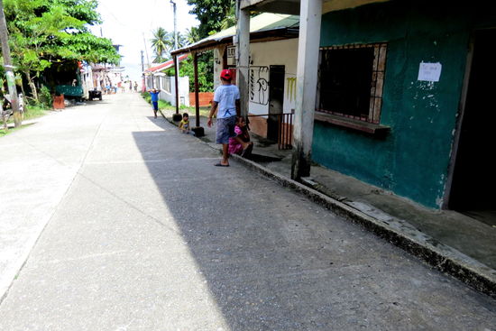 Irgendwie mutet mich die Stadt etwas befremdet an, ein Blick auf die Uhr - ich sollte zurück kehren. Unterwegs trinke ich noch schnell einen Cappuccino und ein Eis darf auch nicht fehlen! Dabei kann ich sehr gut die Leute beobachten - ein ganz besonderer Menschenschlag, diese Garifunas!