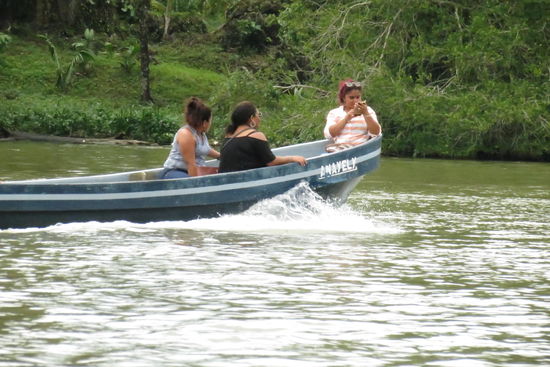 ...und Frauen auf einem Bootsausflug!