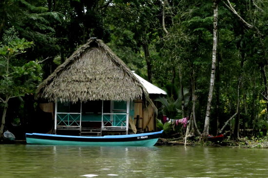 Vorbei geht es an einsamen Fischerhäuschen