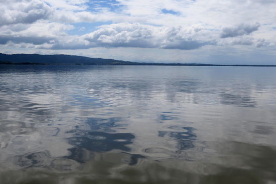 Die Wolken spiegeln sich an der Wasseroberfläche! So gerät man schnell ins Träumen vom Gesehenen und Erlebten! Eine wunderbare- aber auch einzigartige Welt!
Zu Fuss kehre ich zurück zum Hotel! Ein wirklich unvergesslicher Tag!