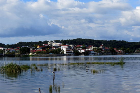 Die Lage des Hotels am Lago Petén Itzá ist wirklich top. Das Essen schmeckt ausgezeichnet, Bier und Kaffee munden auch sehr gut!