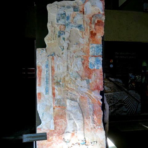 Eine bunt bemalte Stele im Museum