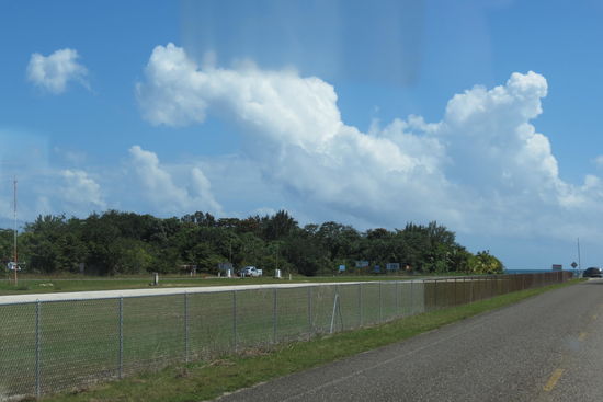 Der Flugplatz - die Piste führt an den Rand des Meeres! Wenn ein Flugzeug startet oder landet, wird der Autoverkehr am Ende der Piste gestoppt!