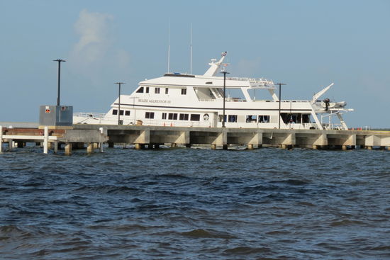 und die ersten Ausflugsschiffe stehen auch schon bereit.