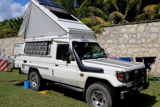 Der Camping-Platz ist sehr schön und ruhig gelegen, direkt an der Meeresbucht