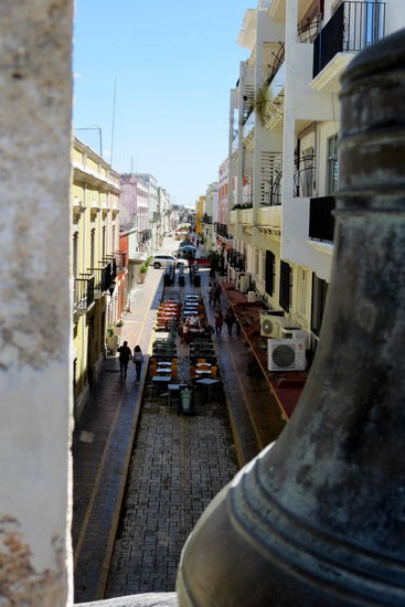 Ein verlockender Blick in eine enge Gasse