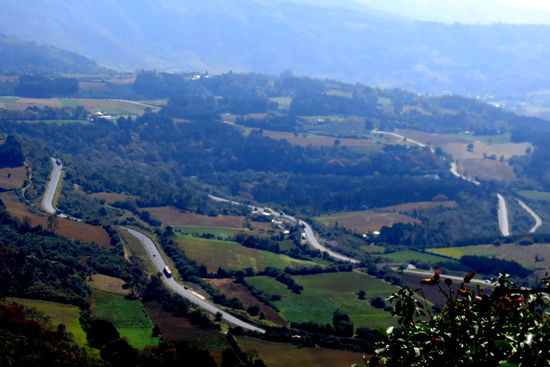 Die Autobahn in Richtung Pico de Orizaba windet sich steil in die Berge hinauf