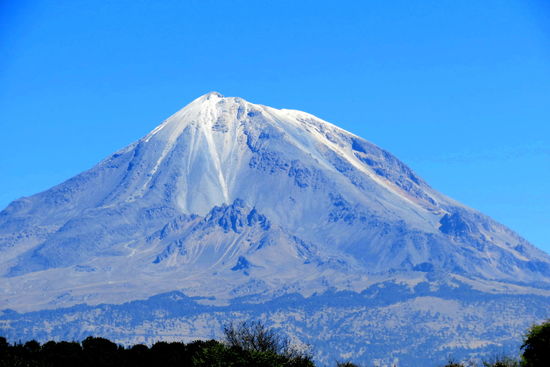 Der Pico de Orizaba misst 5611 m Höhe; er heist in der Nahuatl-Sprache "Citlaltépetl". Auf Nordamerikanischem Boden sind nur noch der Mt. McKinley in Alaska und der Mount Logan in Kanada höher.