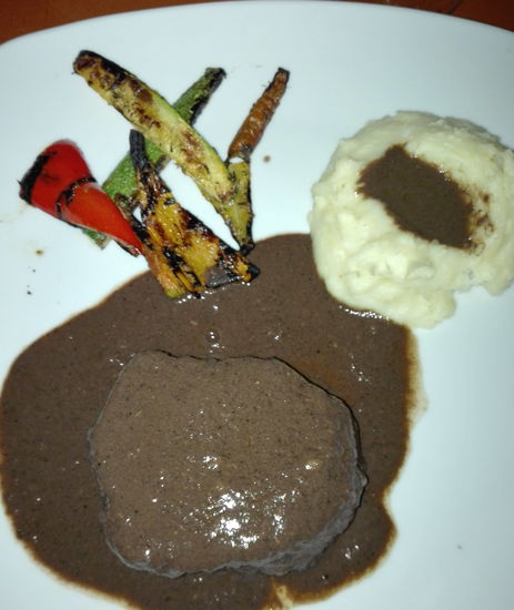 Und da ist das Resultat - ein Rindsfilet an einer speziellen Pfeffersauce, dazu Kartoffelpurée, und einen erlesenen Rotwein. Das war Spitze! 