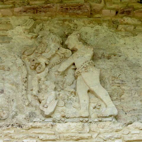 Skulpturen an einem Tempel