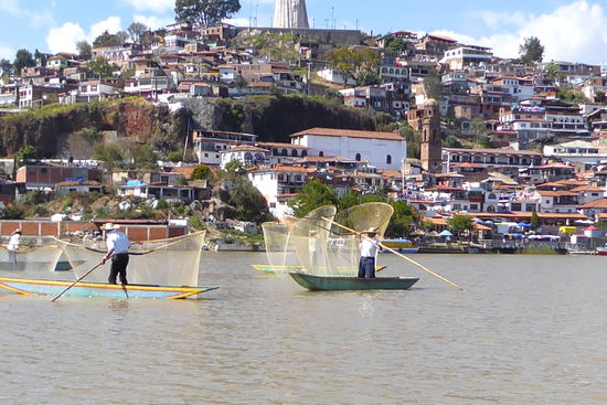 Bei der Anfahrt von Schiffen stehen die Fischer in ihren Booten auf und demonstrieren ihr Schmetterlingsnetze