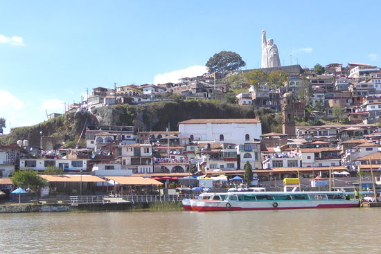 Die Erkundung der Stadt gleicht einem Fitnessprogramm. Es sind viele, viele Stufen, die es zu erklimmen gilt - immer umrahmt von Unmengen von Souvenirständen - Souvenirs - über deren Sinn man sich fragen darf.