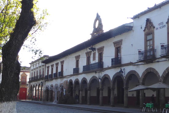 Der Park ist umsäumt mit alten, aber sehr schönen Gebäuden. Schade dass dieser Stadtteil nicht verkehrsfrei ist!