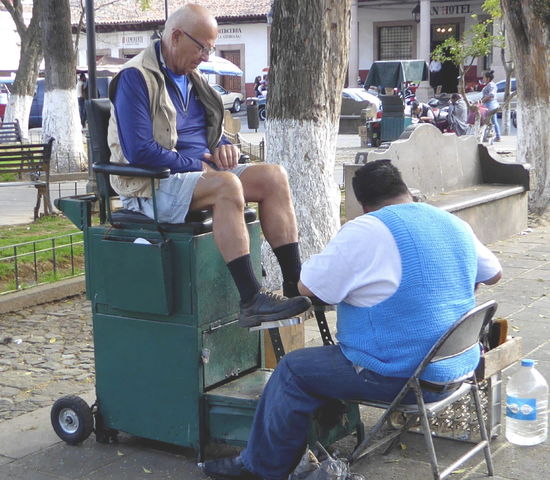 Ach da hat noch jemand Zeit, meine Schuhe auf Hochglanz zu polieren! Tolle Arbeit!
