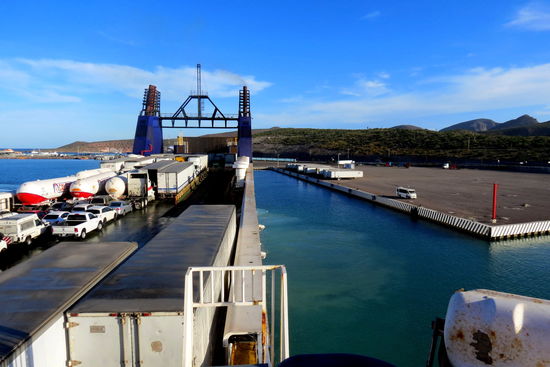 Es ist spannend, wie die Fähre im Hafen drin metergenau gewendet wird und dann am Quai anlegt.