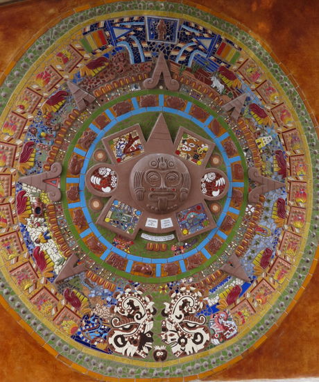 Ein modern gestalteter Aztekenkalender