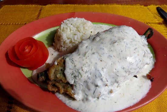 Wir geniessen ein frühes Abendessen, "Chile relleno" gefüllt mit Calamares