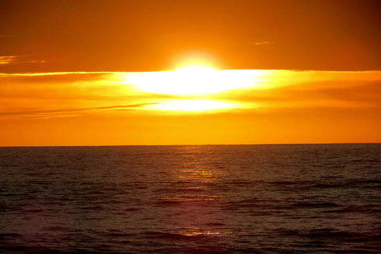 … sie schafft es nochmals, tritt wieder hervor und senkt sich langsam dem Horizont zu