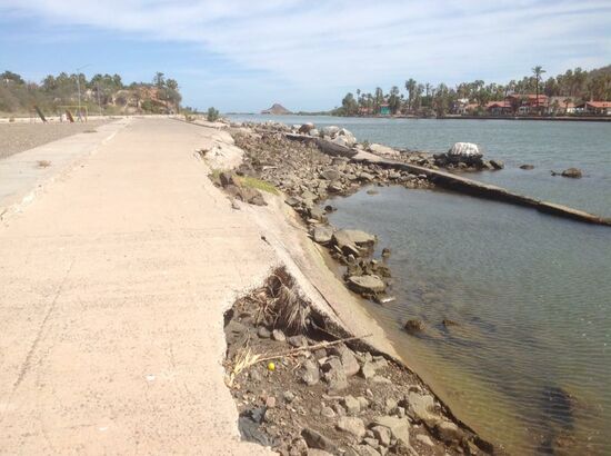 Die havarierte Strasse, ganz links im Bild - mehr am Berg wurde die neue Strasse gebaut
