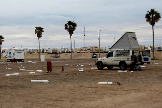 Wir stehen auf einer sandigen Anhöhe, im Hintergrund sind viele Camper und Motorhomes von UA-Amerikanern und Kanadiern geparkt. Wenn es wärmer wird, muss hier Hochbetrieb herrschen.