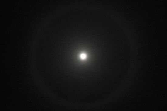 Eine tolle Vollmond-Nacht! So habe ich den Mond noch nie gesehen. Beim genauen Betrachten des Bildes sieht man einen hellen Schimmer rund um den Mond, am besten erkennbar am unteren und oberen Bildrand.