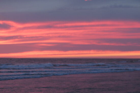 Ein wundervoller Sonnenuntergang direkt am ruhigen Strand