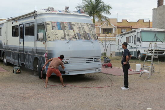 Camper renovieren auf dem Campingplatz - auch so ist Mexico!