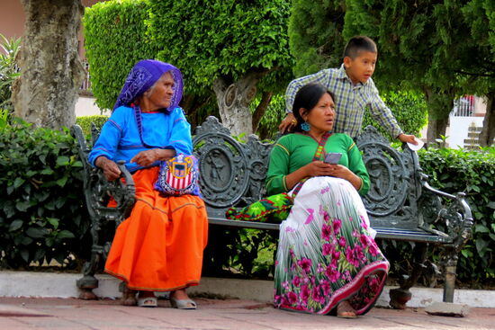 Die bunten Kleider der indigenen Bevölkerung