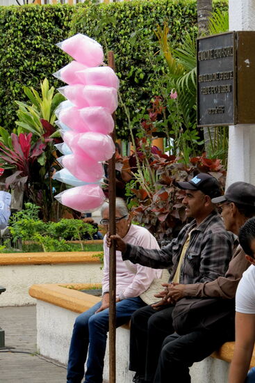 Sehen und gesehen werden und immer wieder was zum Verkauf anbieten! Hier Zuckerwatte!