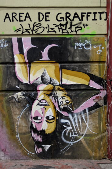 Bei einem unbewohnten Haus hat sich wohl jemand einen Scherz erlaubt  und "Graffiti Aerea" hingesprüht, bevor sein Werk hingezaubert wurde...