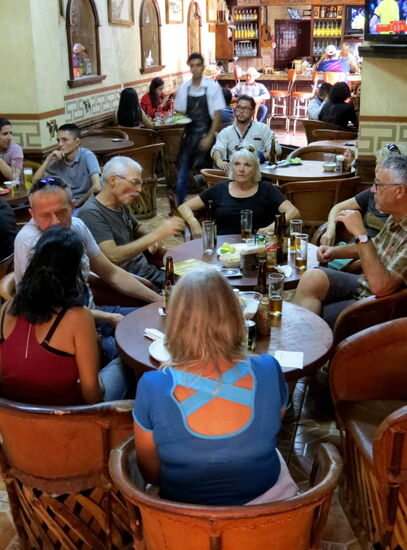 Die Gästeschar in einer typischen Cantina bei Speis und Trank