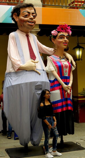 Diego Rivera mit seiner langjährigen Partnerin Frieda Kahlo (hier bei einer Galerie)