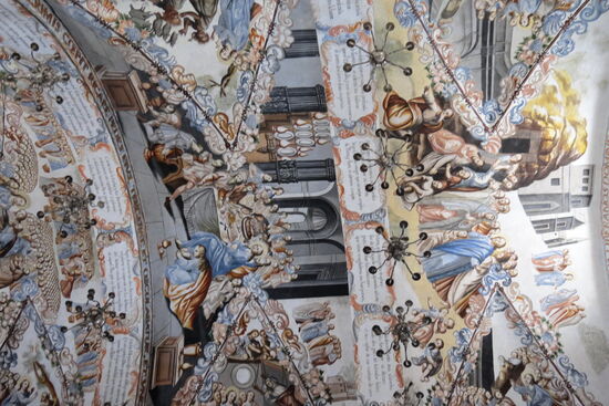 Die Decke der Kirche