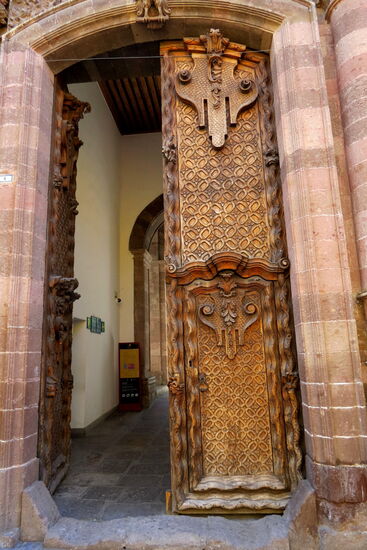 mit toll geschnitzten Eingangtoren