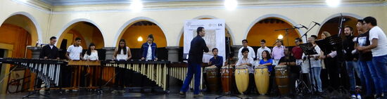 Gerade rechtzeitig schaffen wir es zum besagten Konzert einer Musikakademie! Ein spezielles Orchester mit Marimbaphon, Bongos, Chor und Schlaginstrumenten - sehr virtuos vorgetragen!