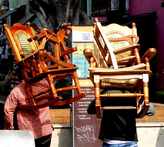 Diese zwei Typen mit ihren geschulterten Schaukelstühlen sind uns besonders in Auge gestochen! 
Ach wie gerne hätte ich als Kind so ein Schaukelpferdchen gehabt... Nun habe ich eins, wenigstens auf dem Bild!