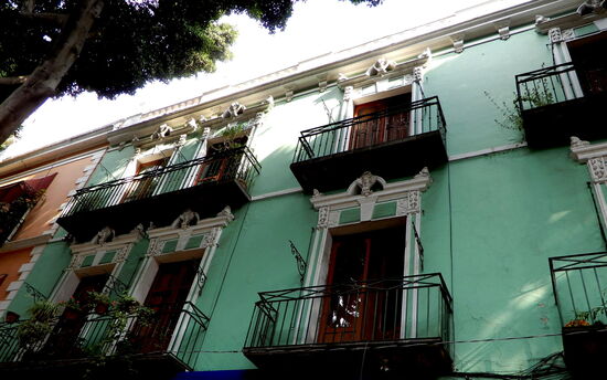 Wir lassen uns durch die Stadt treiben, gucken da und schauen dort! Zu sehen gibt es vieles, vor allem immer wieder tolle Details an Häusern und Fassaden.